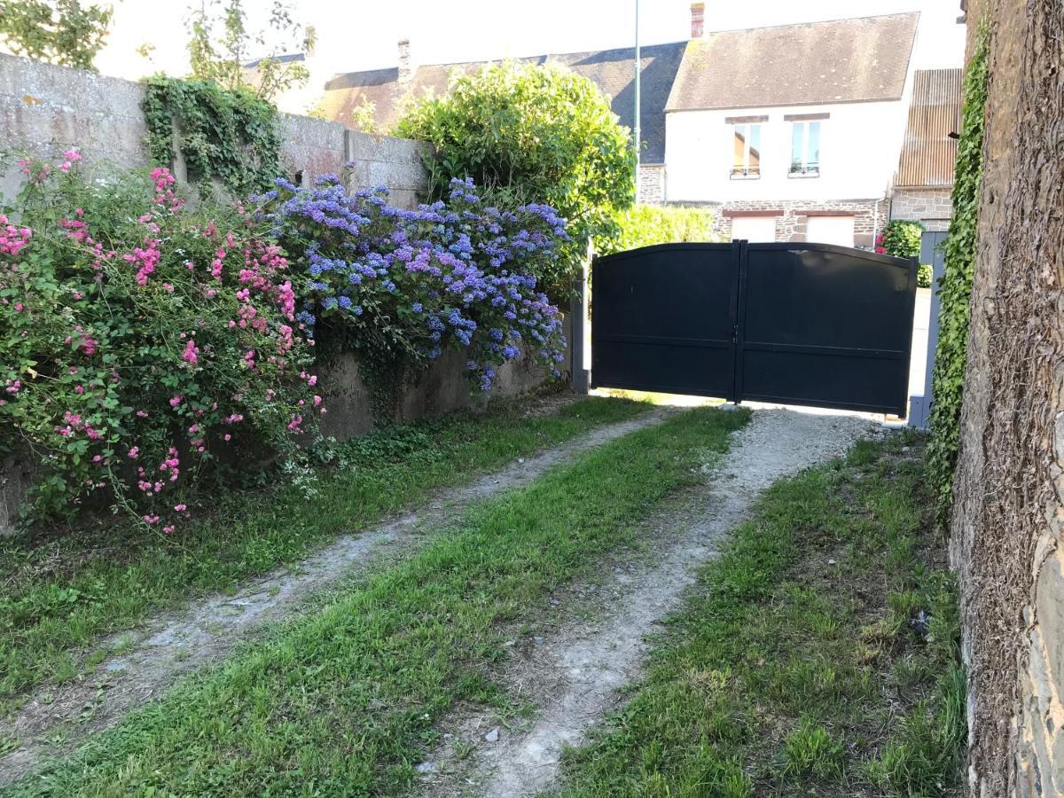 Hebergements Situes A 6 Kms Du Mont Saint Michel Tanis Exterior photo